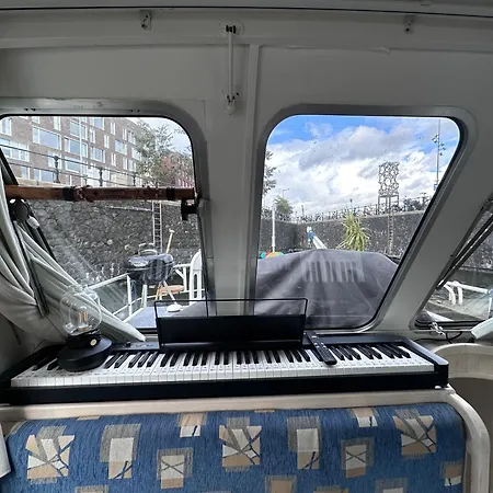 Úszó hotel Luxury Houseboat *