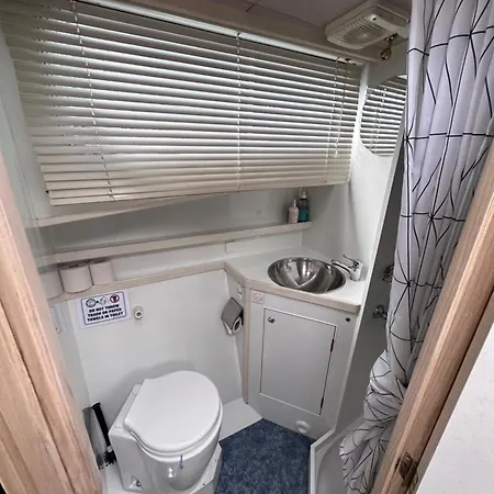 Luxury Houseboat *