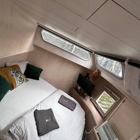 Hotel na wodzie Luxury Houseboat