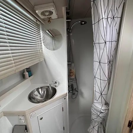 Luxury Houseboat *