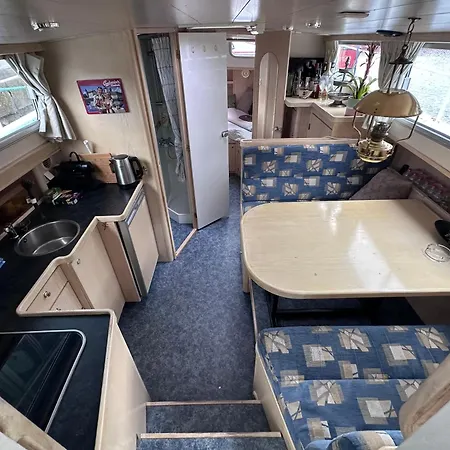 Luxury Houseboat Botel