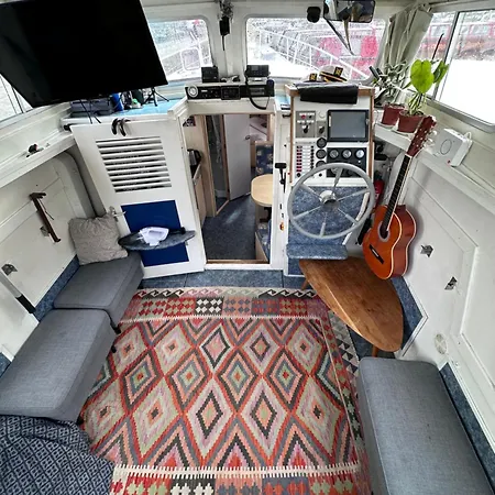 Úszó hotel Luxury Houseboat