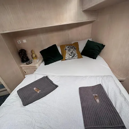 Luxury Houseboat Botel *
