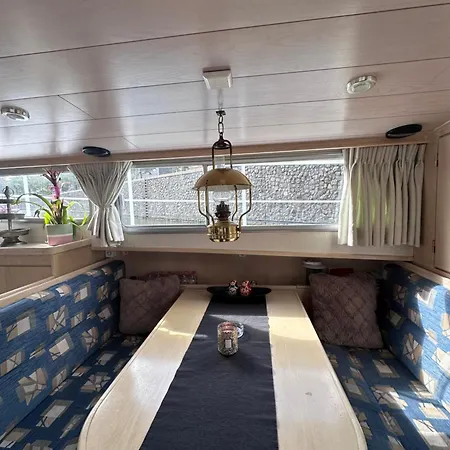Botel Luxury Houseboat Amsterdam