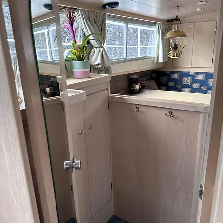 Luxury Houseboat Botel