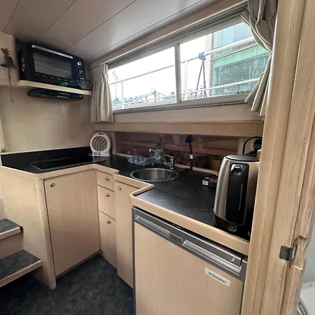 Luxury Houseboat *