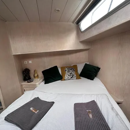 Úszó hotel Luxury Houseboat