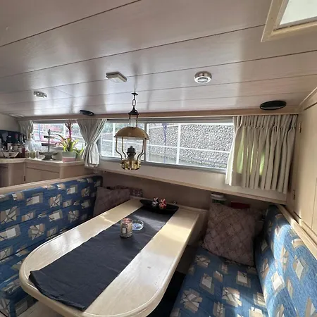 Úszó hotel Luxury Houseboat *