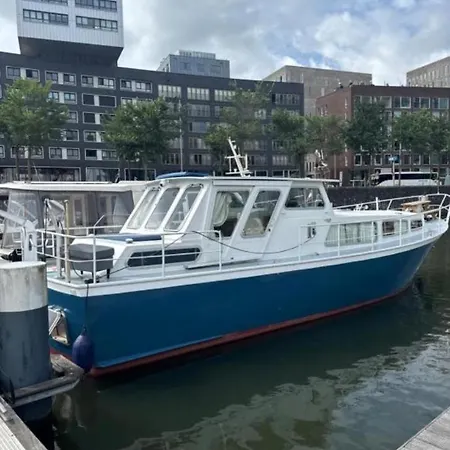 Luxury Houseboat Botel