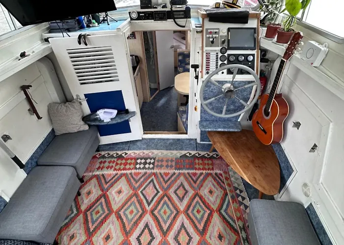 Hotel na wodzie Luxury Houseboat