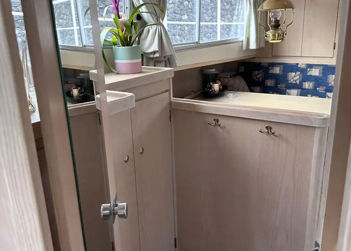 Luxury Houseboat Hotel na wodzie